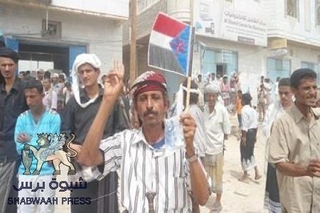 موكب محافظ شبوه يصدم سيارة مواطن والأمن يطلق الرصاص على أبنه ويزج به في السجن