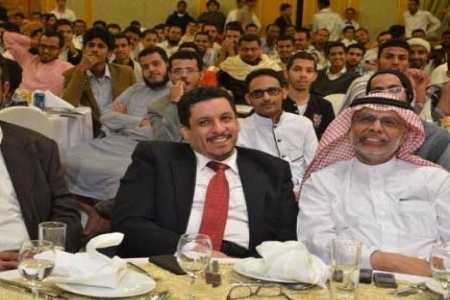 صحيفة يمنية : تتهم &lsquo;&lsquo;بقشان&lsquo;&lsquo; بالسعي لتعيين بن &lsquo;&lsquo;مبارك&lsquo;&lsquo; مديراً لمكتب الرئاسة اليمنية !