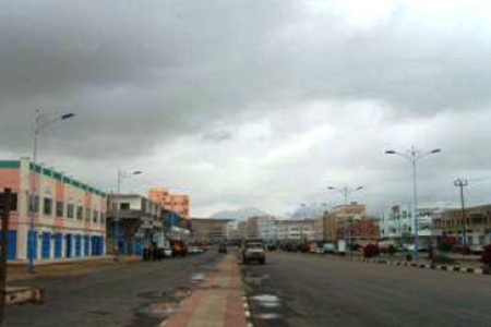 أبناء منطقة عيص المكلا يشتكون تحركات مشبوهة تقوم بها أطقم عسكرية على مفرق العيص ـ بويش