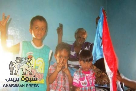 اعضاء الحركة الشبابية والطلابية بمنطقة ماس مديرية عتق يزورون الجريح محمد صالح صوابان الخليفي