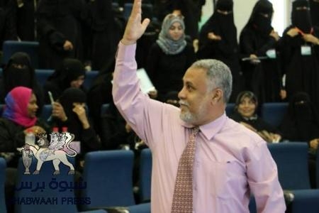 في حفل أقامه طلاب الكلية التقرير السري .. يُبكي عميد كليه الطب بجامعة حضرموت.