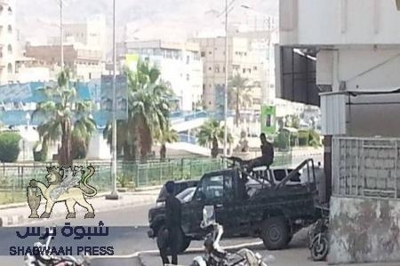 اشتباكات عنيفة مستمرة بين أبناء مدينة المكلا وقوات الجيش وعصيان مدني يلف المدينة&lrm;