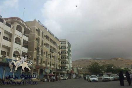 عاجل من المكلا:اجتماع لأهالي الديس وانسحاب مفاجيئ للجيش من الديس