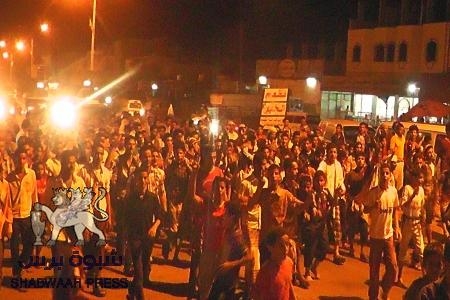 الحبيلين بردفان تخرج بمسيرة ليلية غاضبة مع حضرموت