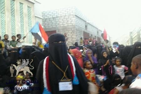 القيادية أحلام الحضرمي تدعوا أحرار الجنوب الزحف للمكلا وتؤكد توفير سكن لحرائر الجنوب القادمات من محافظات الجنوب.