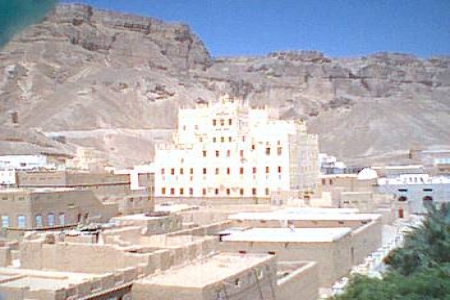 إصابة جنديان يمنيان برصاص مجهولين بمديرية القطن وادي حضرموت