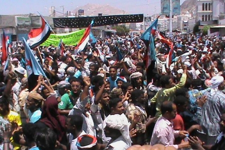 الحشود الجماهيرية منذ الصباح تكتظ بهم ساحة الحرية الصاخبة بالفعاليات الثورية بمليونية المكلا