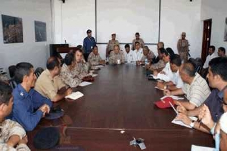 وزير الدفاع يزور القوات العسكرية اليمنية في ميناء بلحاف بشبوه