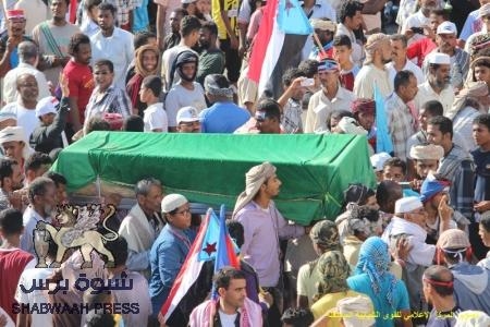 المكلا تشيع الشهيدين من أبناء يافع الى مقبرة يعقوب