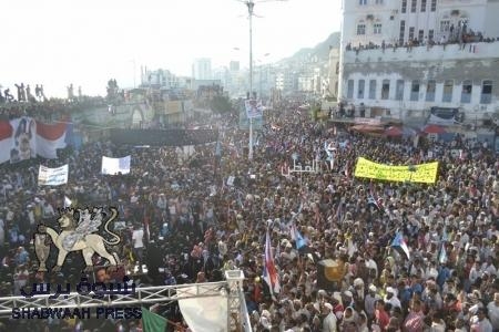 ناشط جنوبي في أوروبا ينتقد تغطية قناة عدن لايف لفعالية المكلا