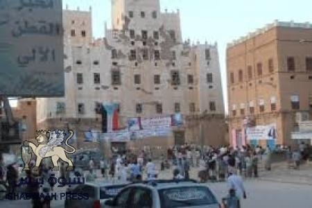 إنفجار عبوة ناسفة يستهدف موكب قائد المنطقة العسكرية الأولى ومدير أمن الوادي في طريق سيئون