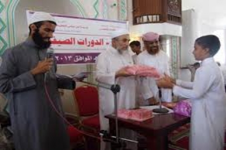 خطباء مساجد في المكلا هاجموا الرئيس هادي بسبب الحرب القاعدة في محافظتي شبوة وأبين .