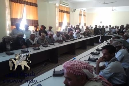 يدير أعمال المديرية من أبوظبي : فضيحة مدير عام مديرية عرماء بشبوه غايب منذ عام 2010م &lrm;