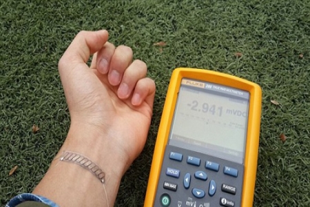 قريباً.. اشحن جوالك بطاقة جسدك