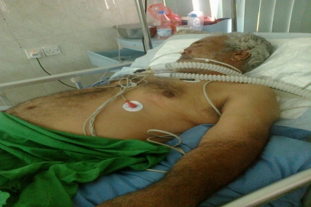 المناضل علي داعر الغلابي في العناية المركزة بمستشفى الوالي عدن