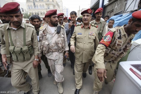 عكاظ عن وزير الدفاع اليمني : الضربات المكثفة ضد الإرهابيين ستستمر ونهايتهم محتومة