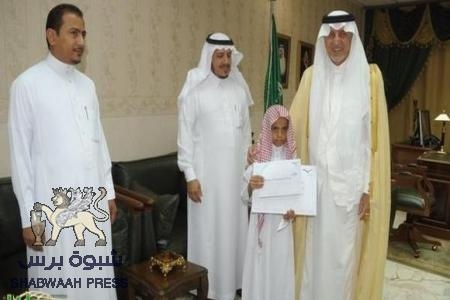 الأمير خالد الفيصل يكرم طفلا يمنيا حرم نفسه الطعام ليتصدق عن زميله المتوفي