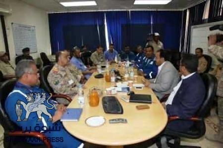 وزير الدفاع ومحافظ حضرموت يرأسان اجتماع اللجنة الأمنية بحضرموت