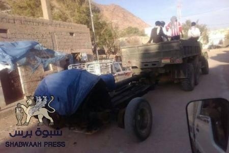 قيادات عسكرية تسلم السلاح للقاعدة وتشتريه بالريال السعودي من قبائل شبوه