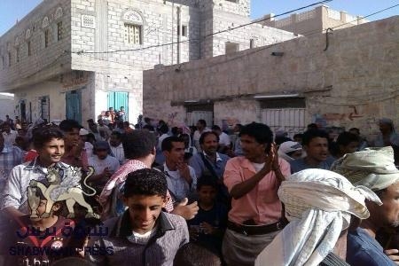 عاجل : مليشيات الاصلاح في قصر باحاج تطلق الرصاص على مسيرة شبابية في عتق