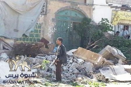 مدير امن العاصمة يهدم دكاكين وحوض سبيل ماء تابع لجامع الإمام زيد بصنعاء "صور ووثائق"