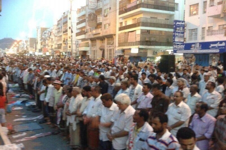أبناء الجنوب يؤدون صلاة المغرب في الشارع الرئيسي بالمعلا (صور)