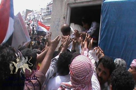 مجموعة عدن برس تواصل حملة سقاية الجماهير في مليونية الذكرى الــ20 لاعلان فك الارتباط