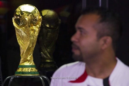 نسخة مقلدة لكأس العالم تتعرض للتحطيم والحرق في البرازيل