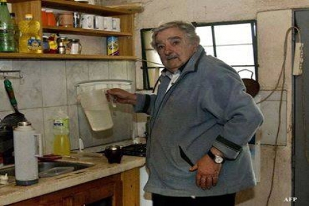 صاحب مقولة : من يعشق المال لا مكان له في السياسة .. أفقر رئيس بالعالم يفتح بيته لـ 100 طفل سوري