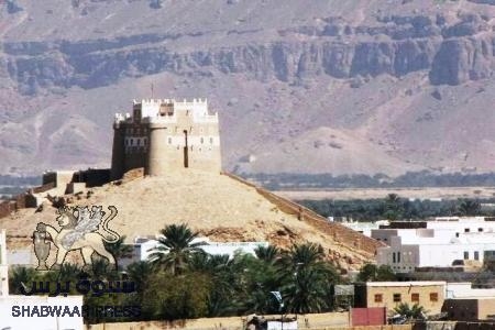 حراس المجمع الحكومي بسيئون وأقارب الشهداء يغلقون بوابته على الوكيل وقائد المنطقة ومنع الدخول والخروج