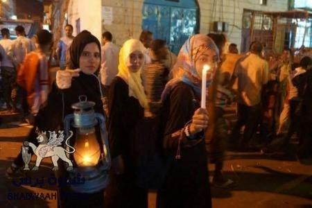 تحت شعار كن معنا لنوقد الشموع تنديداً بانقطاعات الكهرباء..ناشطون في عدن يحتجون على انقطاع الكهرباء