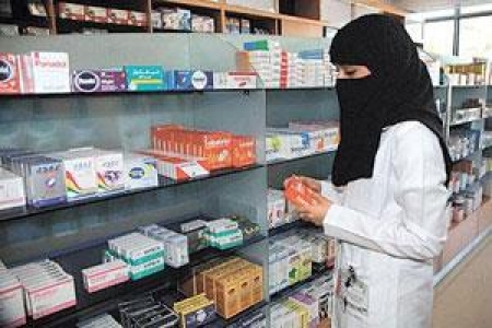 "العمل السعودية" تتجه لتأنيث الصيدليات بعد عامين