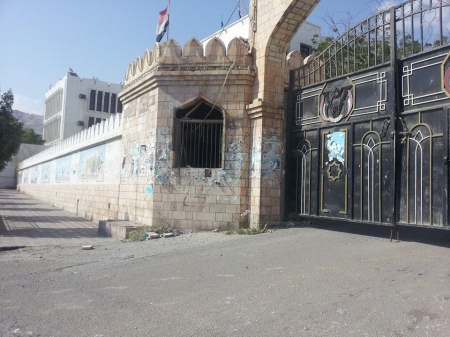 ديوان محافظة حضرموت بالمكلا واذاعتها تتعرض لرصاص مجهولين