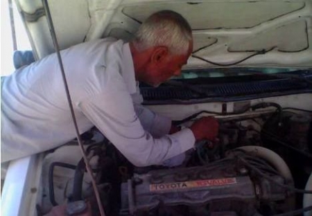 مهندس حضرمي يدخل تعديلات هندسية في جهاز الاحتراق لتقليص استهلاك السيارات للبترول (صور)