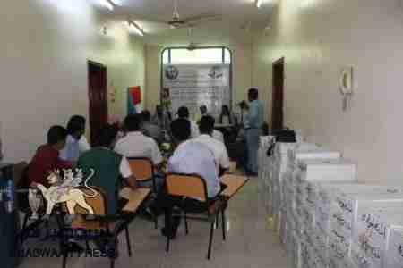 أكتوبر الجنوبية تبدأ بتوزع التمور لأسر الشهداء والجرحى بعدن