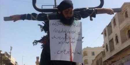 الدولة الاسلامية تعدم وتصلب أحد عناصرها شمال سوريا
