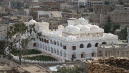 مجموعة ارهابية تهاجم المجمع الحكومي في رداع ومنزل وكيل المحافظة