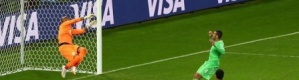 حارس المنتخب الجزائري رايس مبولحي يتصدى لإحدى الهجمات الألمانية