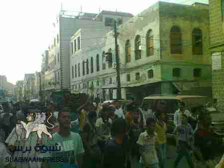 الالاف في عدن يشيعون جثمان الطفلة "شيماء" الى مثواها الاخير ومطالبات بالقصاص من القتلة في مكان عام