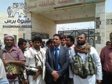 محافظ شبوة يعد بتحويل شبوه الى جنة بعد تلقيه 600 مليون ريال من شركة الغاز والمواطنون يسخرون