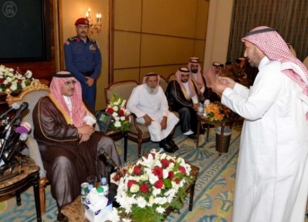 وزير الداخلية السعودية يزور أبناء وأسر وذوي رجال الأمن الأربعة الذين استشهدوا عند منفذ الوديعة