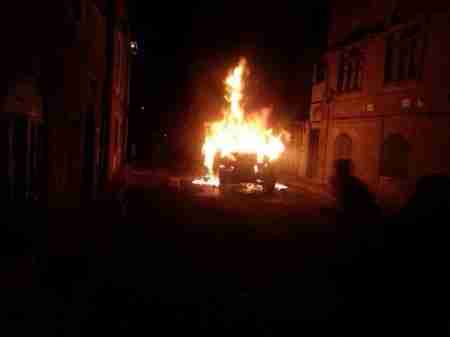 انفجار يستهدف سيارة مساعد مدير مطار صنعاء وقيادي في المشترك يطالب بلجم التحريض المذهبي