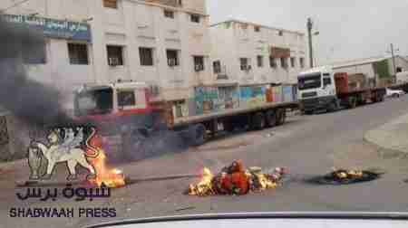 عدن تشهد هدوء صباح الخميس بعد تنفيذ جرعة اسعار الوقود وابناء عدن يلتزمون منازلهم .