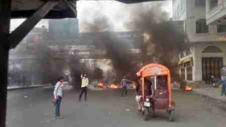 احتجاجات الوقود تهدد حكومة الوفاق اليمنية ومتظاهرون يقطعون الطريق المؤدي إلى منزل هادي