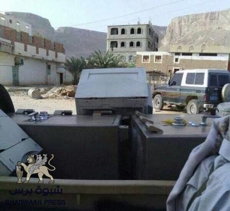 بعد معركة شاركت فيها المروحيات مقاتلي القاعدة ينسحبون من القطن بعد نهب بنوكها