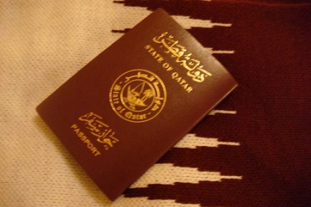 البحرين تندد بتجنيس قطر مواطنين بحرينيين