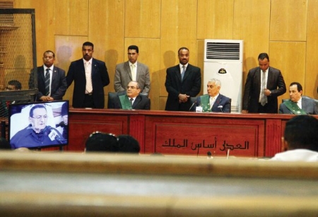 ■ هل يستحق الرئيس : مبارك .. هذه المحاكمة ؟!