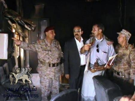 وزير الدفاع ومحافظ حضرموت يزورون قوات حماية الشركات