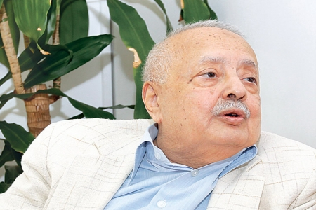 الأستاذ الاصنج يصل بريطانيا للاستكمال العلاج