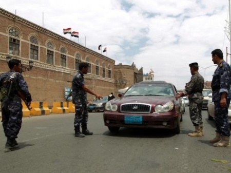 بينما صنعاء تشهد استنفار امني مروحية عسكرية تحلق في مدينة عدن
